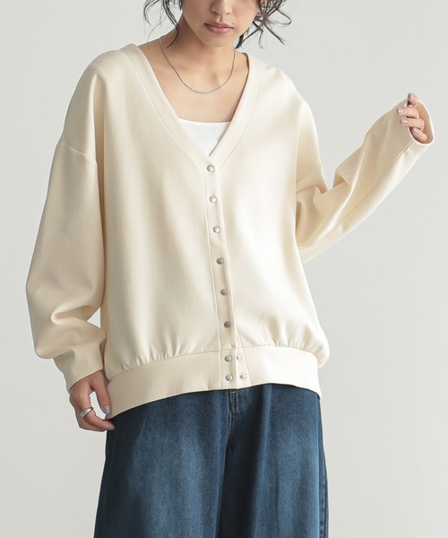 for/c(フォーシー)の「Vネックスナップボタンカーディガン【サスティナブル】(カーディガン/ボレロ・レディース・アイボリー/ブラック/ネイビー・M/L)」の16枚目の写真