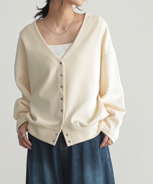 for/c(フォーシー)の「Vネックスナップボタンカーディガン【サスティナブル】(カーディガン/ボレロ・レディース・アイボリー/ブラック/ネイビー・M/L)」の17枚目の写真