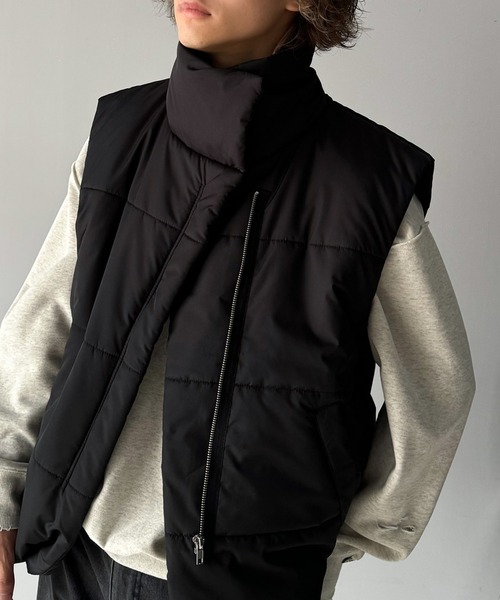 classicalelf（クラシカルエルフ）の「都会的でスタイリッシュ。裾ドロストスタンドネック中綿ダウンベスト（ダウンベスト・メンズ・ライトグレー/ブラック・MEDIUM/LARGE）」の5枚目の写真