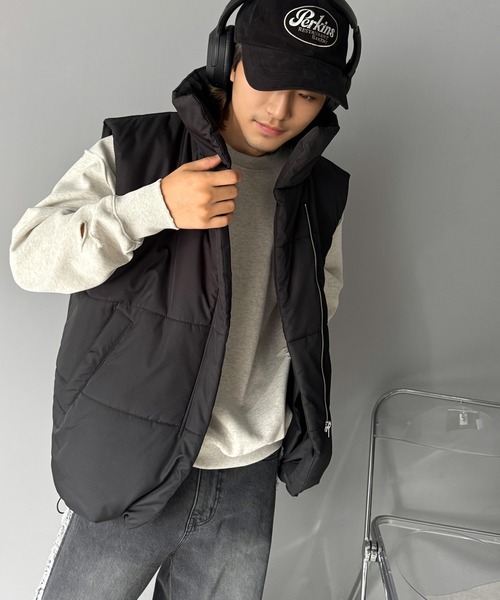 classicalelf（クラシカルエルフ）の「都会的でスタイリッシュ。裾ドロストスタンドネック中綿ダウンベスト（ダウンベスト・メンズ・ライトグレー/ブラック・MEDIUM/LARGE）」の6枚目の写真