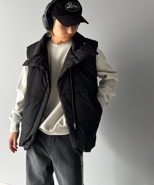 現行♡スタジオピッコーネ 中綿フーデッドベスト スワロフスキーロゴ 未使用級 セール】都会的でスタイリッシュ。裾ドロストスタンドネック中綿ダウン