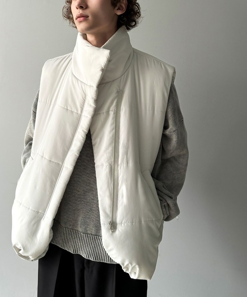 classicalelf（クラシカルエルフ）の「都会的でスタイリッシュ。裾ドロストスタンドネック中綿ダウンベスト（ダウンベスト・メンズ・ライトグレー/ブラック・MEDIUM/LARGE）」の12枚目の写真