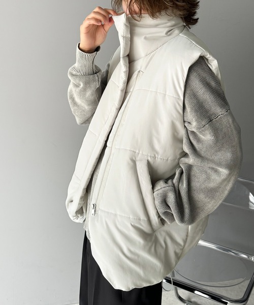 classicalelf（クラシカルエルフ）の「都会的でスタイリッシュ。裾ドロストスタンドネック中綿ダウンベスト（ダウンベスト・メンズ・ライトグレー/ブラック・MEDIUM/LARGE）」の14枚目の写真