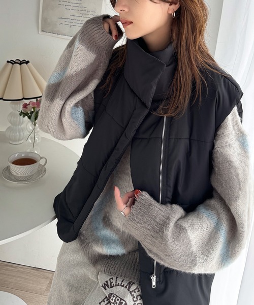 classicalelf（クラシカルエルフ）の「都会的でスタイリッシュ。裾ドロストスタンドネック中綿ダウンベスト（ダウンベスト・メンズ・ライトグレー/ブラック・MEDIUM/LARGE）」の10枚目の写真