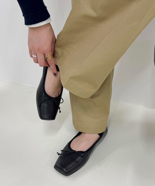 fredy emue（フレディエミュ）の「【JETEE/ジュテ】スクエアトゥバンドバレーシューズ（バレエシューズ・レディース・ブラック/ホワイト・M/L）」の2枚目の写真