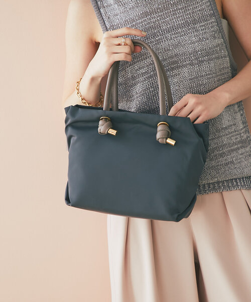 La boutique BonBon（ラブティックボンボン）の「【ヴィオラドーロ】ストラップ付ノットハンドルナイロントート（トートバッグ・レディース・チャコールグレー/グレー系その他・FREE）」の2枚目の写真
