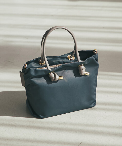 La boutique BonBon（ラブティックボンボン）の「【ヴィオラドーロ】ストラップ付ノットハンドルナイロントート（トートバッグ・レディース・チャコールグレー/グレー系その他・FREE）」の3枚目の写真