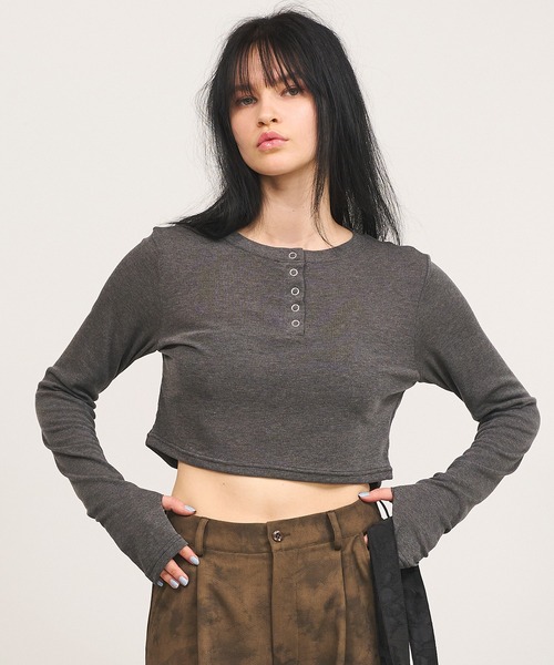 Nora Lily elle(ノラリリーエル)の「【Nora Lily】「elle」Design Cut L/S Henry Top(Tシャツ/カットソー・レディース・チャコールグレー/ホワイト/ネイビー/ブラック・FREE)」の10枚目の写真
