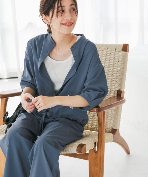 URBAN RESEARCH DOORS（アーバンリサーチドアーズ）の「『仁村紗和さん着用』『UR TECH』サマシェアドロストブラウス（シャツ/ブラウス・レディース・オフホワイト/チャコールグレー/ブルー・MEDIUM）」の3枚目の写真