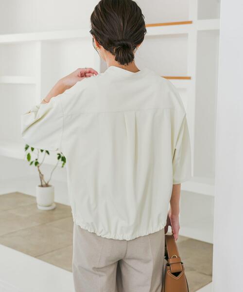 URBAN RESEARCH DOORS（アーバンリサーチドアーズ）の「『仁村紗和さん着用』『UR TECH』サマシェアドロストブラウス（シャツ/ブラウス・レディース・オフホワイト/チャコールグレー/ブルー・MEDIUM）」の17枚目の写真