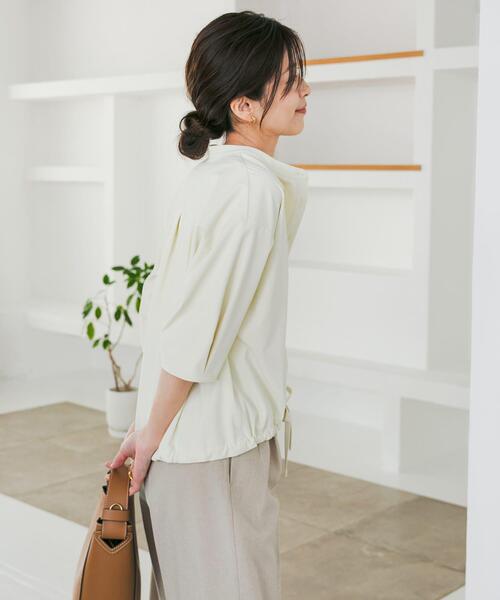 URBAN RESEARCH DOORS（アーバンリサーチドアーズ）の「『仁村紗和さん着用』『UR TECH』サマシェアドロストブラウス（シャツ/ブラウス・レディース・オフホワイト/チャコールグレー/ブルー・MEDIUM）」の18枚目の写真