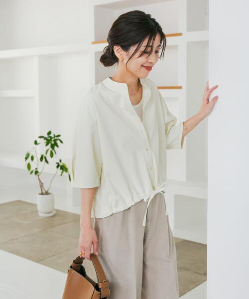 URBAN RESEARCH DOORS（アーバンリサーチドアーズ）の「『仁村紗和さん着用』『UR TECH』サマシェアドロストブラウス（シャツ/ブラウス・レディース・オフホワイト/チャコールグレー/ブルー・MEDIUM）」の19枚目の写真