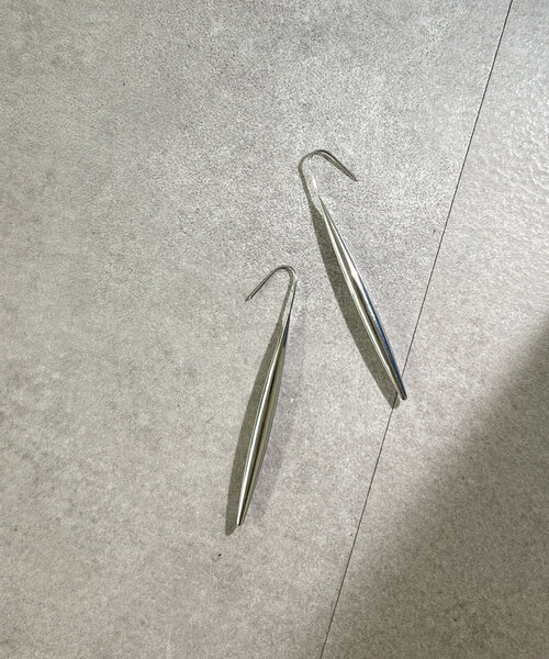 LOUNGEDRESS（ラウンジドレス）の「《金属アレルギー対応/ステンレス》【GALENA】ストレートドロップピアス（ピアス（両耳用）・レディース・シルバー/ゴールド・FREE）」の2枚目の写真
