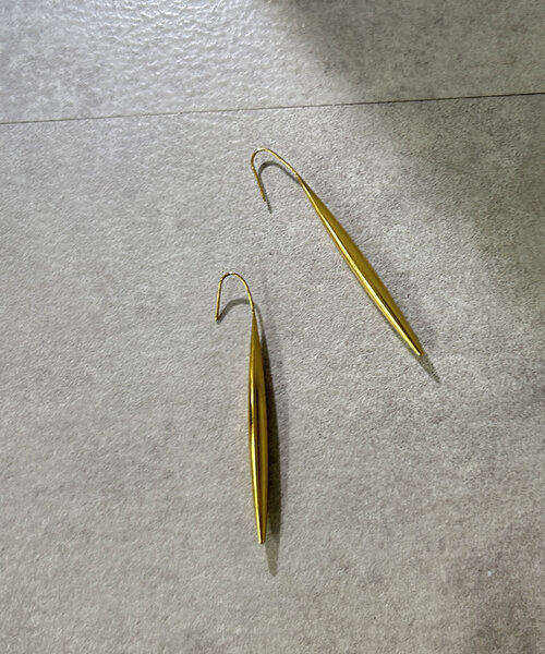 LOUNGEDRESS（ラウンジドレス）の「《金属アレルギー対応/ステンレス》【GALENA】ストレートドロップピアス（ピアス（両耳用）・レディース・シルバー/ゴールド・FREE）」の3枚目の写真