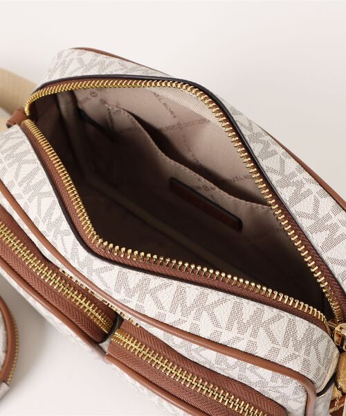 MICHAEL KORS(マイケルコース)の「JET SET ITEM ポケット クロスボディ ウィズ アタッチ ミディアム - MKシグネチャー(ショルダーバッグ・レディース・ホワイト系・FREE)」の4枚目の写真