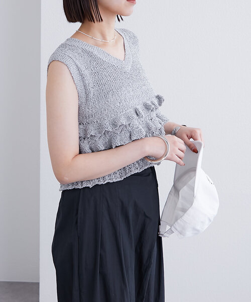 mystic(ミスティック)の「フリルニットベスト(ベスト・レディース・レッド/ネイビー/イエロー/オフホワイト/グレー・FREE)」の8枚目の写真