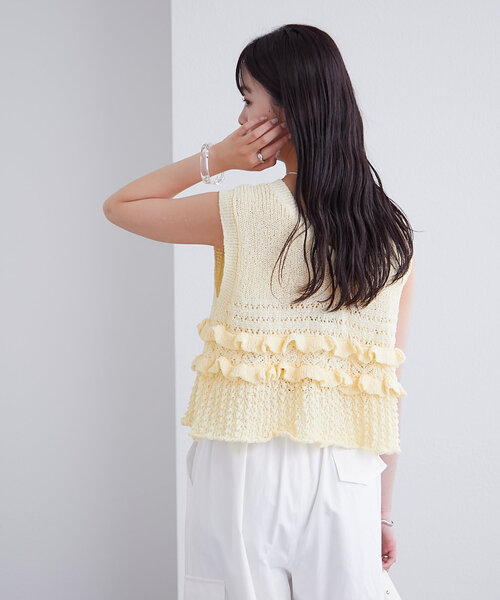 mystic(ミスティック)の「フリルニットベスト(ベスト・レディース・レッド/ネイビー/イエロー/オフホワイト/グレー・FREE)」の21枚目の写真