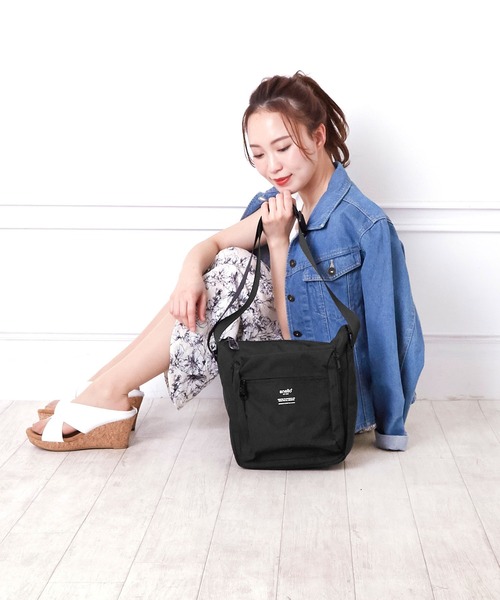 anello（アネロ）の「アネロ anello リップストップ杢調ポリ 縦型ショルダーバッグ AT-H1812（ショルダーバッグ・レディース・ネイビー/グリーン・FREE）」の3枚目の写真