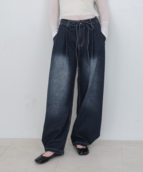 Bab（バブ）の「【M・Lサイズ展開】ウエストデザイン　ルーズデニムパンツ（その他パンツ・レディース・ライトブルー/ブルー・M/L）」の2枚目の写真