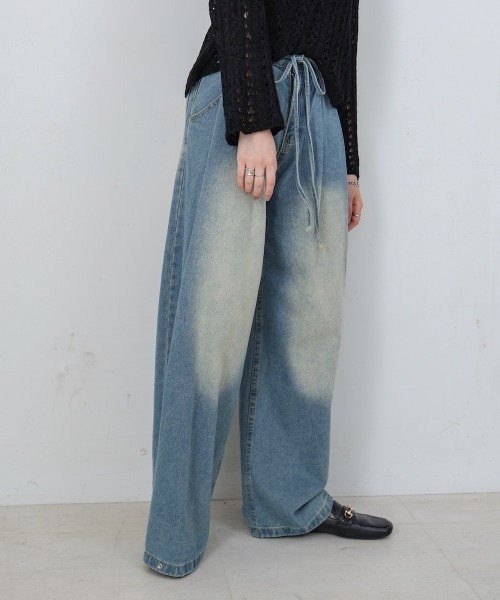 Bab（バブ）の「【M・Lサイズ展開】ウエストデザイン　ルーズデニムパンツ（その他パンツ・レディース・ライトブルー/ブルー・M/L）」の5枚目の写真