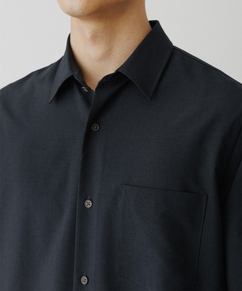 ADAM ET ROPE'（アダムエロペ）の「【NIKKE】レギュラーカラー シャツ（シャツ/ブラウス・メンズ・ブラック/チャコールグレー/ネイビー・L/M）」の6枚目の写真