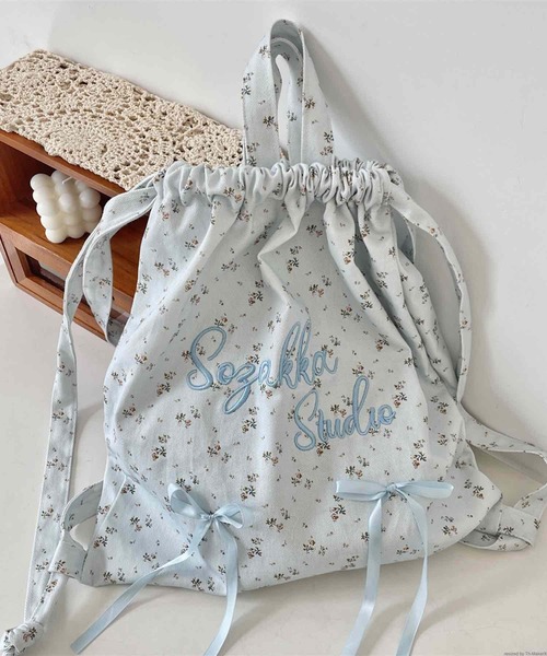 VIBGYOR（ヴィブジョー）の「Liaa/小花柄 リボン ナップサック リュック A18680（バックパック/リュック・レディース・ブルー/ホワイト/アイボリー・FREE）」の3枚目の写真