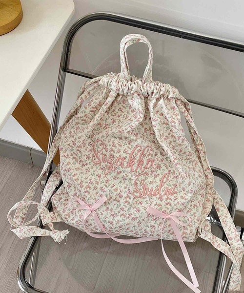 VIBGYOR（ヴィブジョー）の「Liaa/小花柄 リボン ナップサック リュック A18680（バックパック/リュック・レディース・ブルー/ホワイト/アイボリー・FREE）」の4枚目の写真