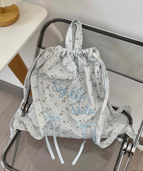 VIBGYOR（ヴィブジョー）の「Liaa/小花柄 リボン ナップサック リュック A18680（バックパック/リュック・レディース・ブルー/ホワイト/アイボリー・FREE）」の6枚目の写真
