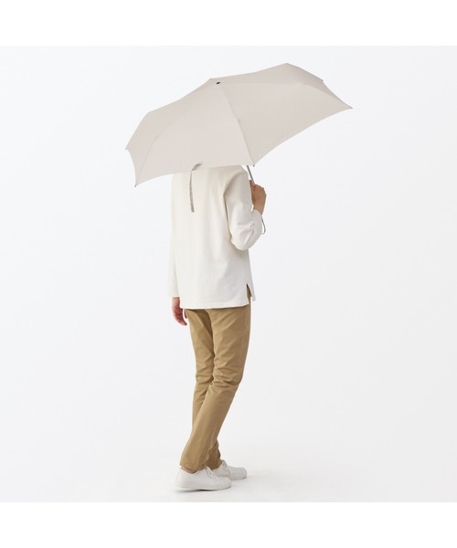 無印良品（ムジルシリョウヒン）の「晴雨兼用　折りたたみ傘（折りたたみ傘・レディース・ダークベージュ/カーキ系/ネイビー/ブラック/アイボリー・60cm）」の13枚目の写真