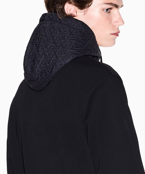 ARMANI EXCHANGE（アルマーニエクスチェンジ）の「【A|X アルマーニ エクスチェンジ】オールオーバーキルティングロゴフード ジップアップスウェットシャツ（スウェット・メンズ・ブラック・SMALL/MEDIUM/LARGE/X-LARGE/X-SMALL）」の4枚目の写真