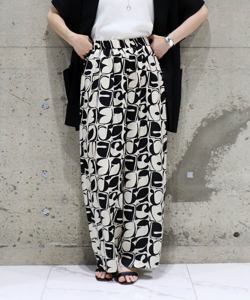 Jines(ジネス)の「アートプリントサテンワイドパンツ(その他パンツ・レディース・オフホワイト/ブルー・38)」の2枚目の写真