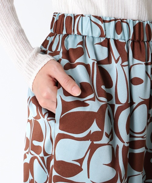 Jines(ジネス)の「アートプリントサテンワイドパンツ(その他パンツ・レディース・オフホワイト/ブルー・38)」の19枚目の写真