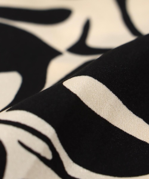 Jines(ジネス)の「アートプリントサテンワイドパンツ(その他パンツ・レディース・オフホワイト/ブルー・38)」の15枚目の写真