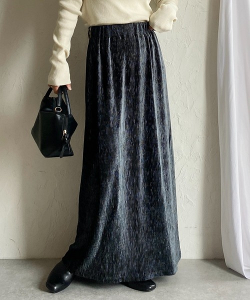 She's Closet(シーズクローゼット)の「Iラインハイウエスト光沢ベロアロングプリーツスカート(スカート・レディース・ブラウン/アイボリー/チャコールグレー・FREE)」の3枚目の写真