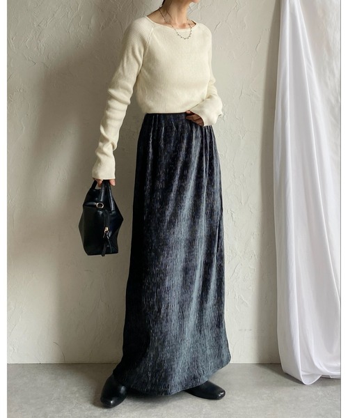 She's Closet(シーズクローゼット)の「Iラインハイウエスト光沢ベロアロングプリーツスカート(スカート・レディース・ブラウン/アイボリー/チャコールグレー・FREE)」の4枚目の写真