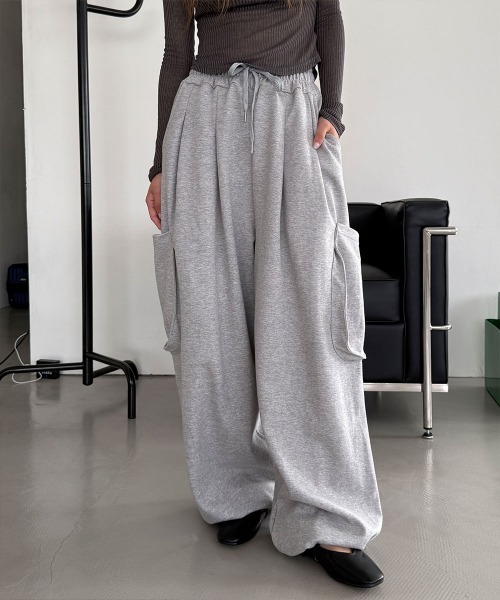 4INT.(フォイント)の「【UNISEX】カーゴ ストリング スウェット ワイド パンツ(カーゴパンツ・レディース・ライトグレー/ブラック/カーキ/グレー・FREE)」の4枚目の写真