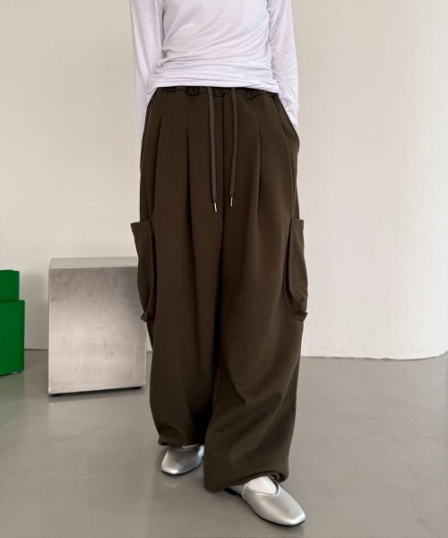 4INT.(フォイント)の「【UNISEX】カーゴ ストリング スウェット ワイド パンツ(カーゴパンツ・レディース・ライトグレー/ブラック/カーキ/グレー・FREE)」の1枚目の写真