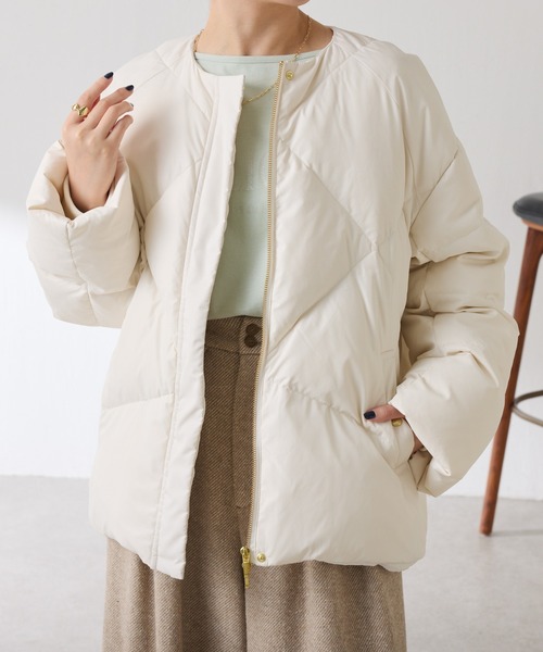 COLLAGE GALLARDAGALANTE（コラージュガリャルダガランテ）の「ライトエンボスノーカラーダウン（ダウンジャケット/コート・レディース・オフホワイト/ネイビー/ベージュ・FREE）」の2枚目の写真