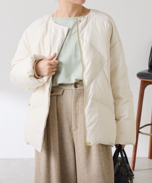 COLLAGE GALLARDAGALANTE（コラージュガリャルダガランテ）の「ライトエンボスノーカラーダウン（ダウンジャケット/コート・レディース・オフホワイト/ネイビー/ベージュ・FREE）」の5枚目の写真