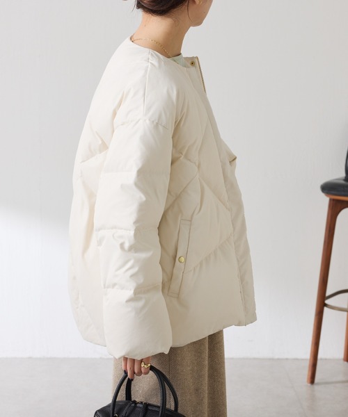 COLLAGE GALLARDAGALANTE（コラージュガリャルダガランテ）の「ライトエンボスノーカラーダウン（ダウンジャケット/コート・レディース・オフホワイト/ネイビー/ベージュ・FREE）」の9枚目の写真
