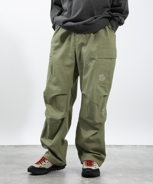 BAYFLOW(ベイフロー)の「落書き刺繍カーゴパンツ(その他パンツ・メンズ・その他1/カーキ/ブラック・LARGE/MEDIUM)」の2枚目の写真