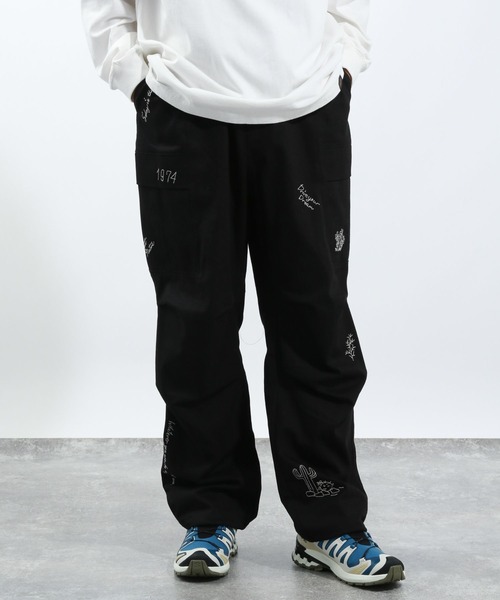 BAYFLOW(ベイフロー)の「落書き刺繍カーゴパンツ(その他パンツ・メンズ・その他1/カーキ/ブラック・LARGE/MEDIUM)」の1枚目の写真