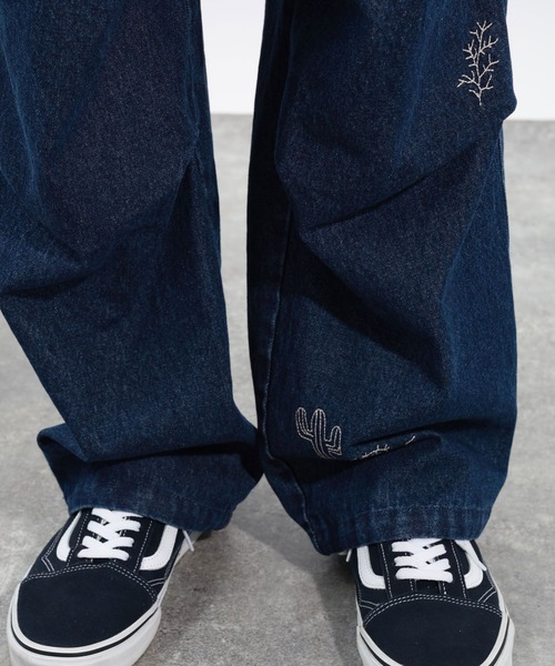 BAYFLOW(ベイフロー)の「落書き刺繍カーゴパンツ(その他パンツ・メンズ・その他1/カーキ/ブラック・LARGE/MEDIUM)」の5枚目の写真