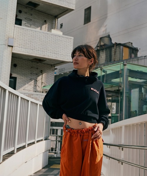 RVCA（ルーカ）の「RVCA レディース COURT BALLOON FIT HOODIE パーカー 【2025年秋冬モデル】 @autumn/ルーカショート丈ドルマンスリーブプルオーバーパーカー・フーディー（パーカー・レディース・ブラック/グレー・SMALL/MEDIUM）」の10枚目の写真