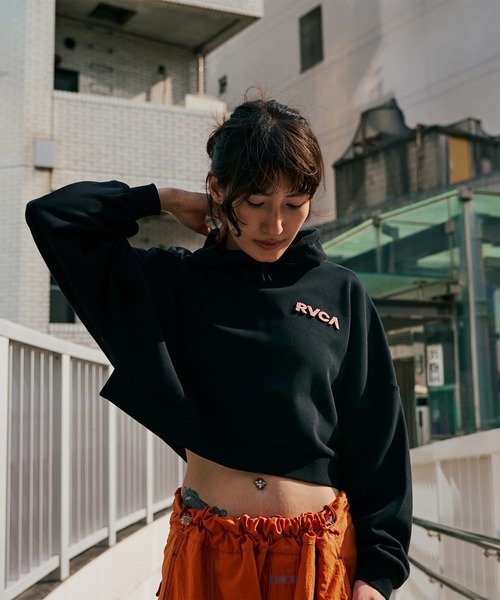 RVCA（ルーカ）の「RVCA レディース COURT BALLOON FIT HOODIE パーカー 【2025年秋冬モデル】 @autumn/ルーカショート丈ドルマンスリーブプルオーバーパーカー・フーディー（パーカー・レディース・ブラック/グレー・SMALL/MEDIUM）」の9枚目の写真