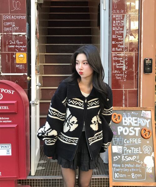 ROCKCAKE(ロックケーキ)の「Flower Cowichan Cardigan - Black/Black(カーディガン/ボレロ・レディース・その他・SMALL)」の4枚目の写真