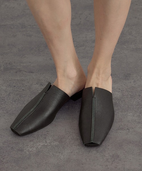 SALON adam et rope'(サロン アダム エ ロペ)の「【W S(ドゥーブル)】レザーフラットミュール(その他シューズ・レディース・キャメル/ブラック・38/37/36)」の3枚目の写真