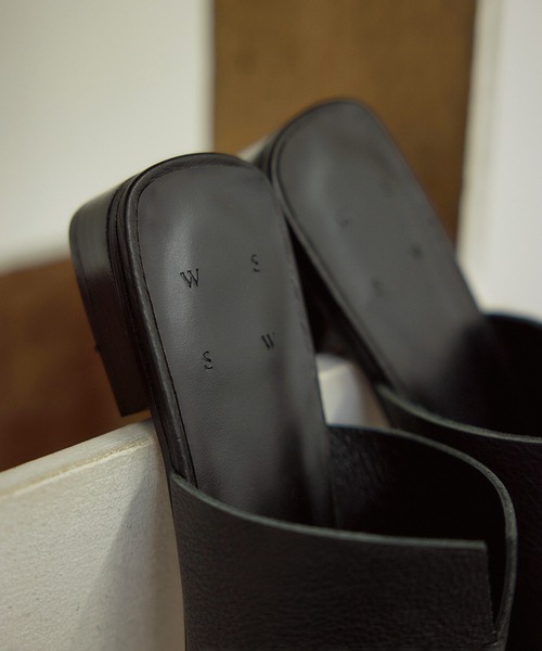 SALON adam et rope'(サロン アダム エ ロペ)の「【W S(ドゥーブル)】レザーフラットミュール(その他シューズ・レディース・キャメル/ブラック・38/37/36)」の6枚目の写真