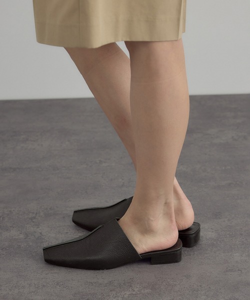 SALON adam et rope'(サロン アダム エ ロペ)の「【W S(ドゥーブル)】レザーフラットミュール(その他シューズ・レディース・キャメル/ブラック・38/37/36)」の7枚目の写真
