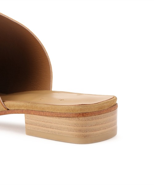 SALON adam et rope'(サロン アダム エ ロペ)の「【W S(ドゥーブル)】レザーフラットミュール(その他シューズ・レディース・キャメル/ブラック・38/37/36)」の19枚目の写真